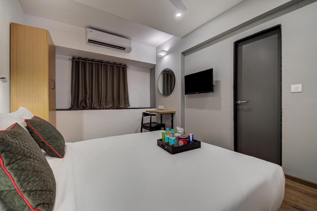 Hotel Unicontinental ムンバイ エクステリア 写真